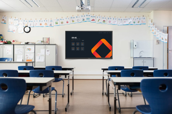 An i3TOUCH interactive screen for schools in an empty classroom.
