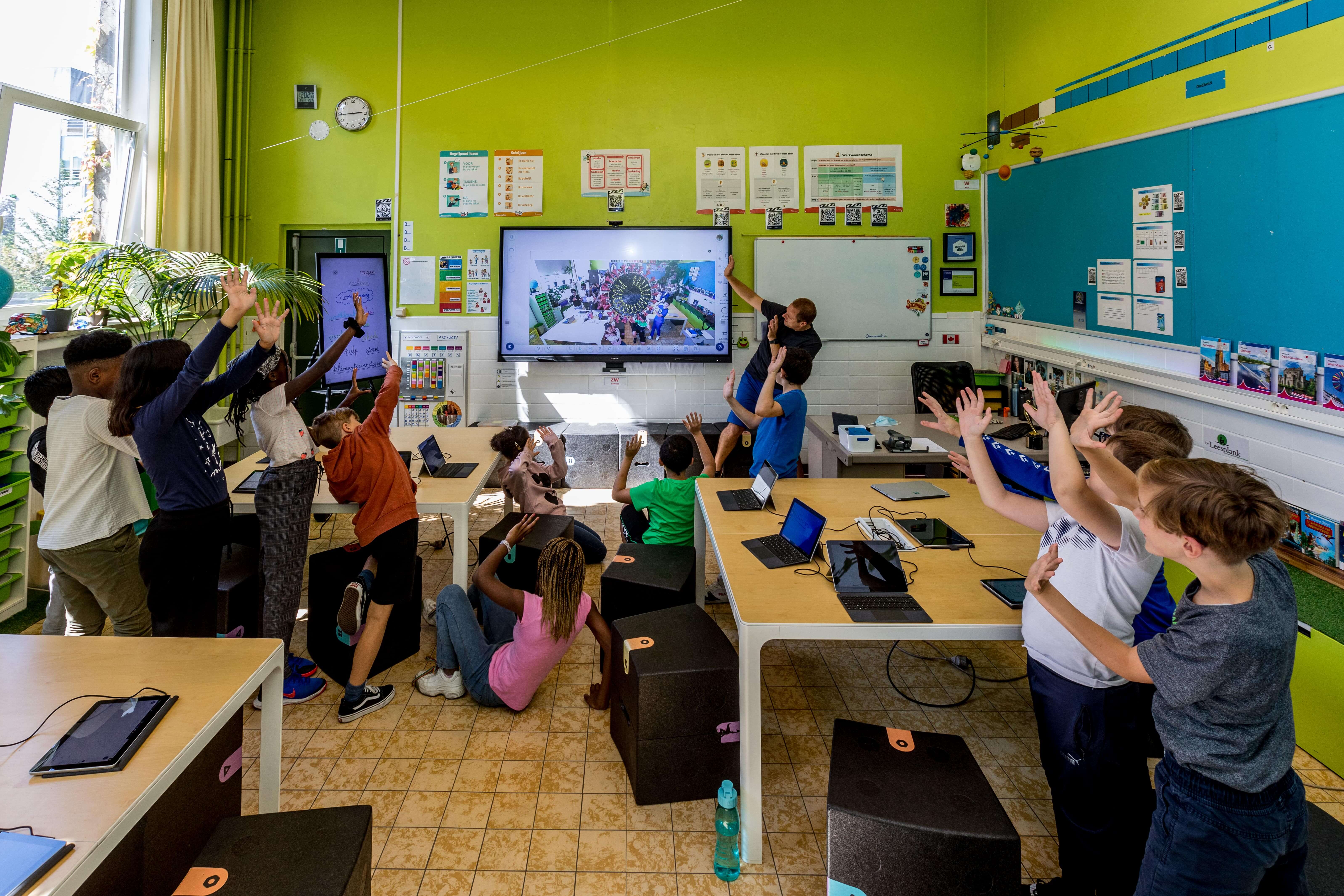 estudiantes que utilizan imo-learns en el aula